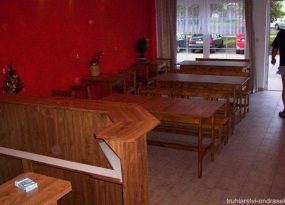 Jídelní stoly a židle