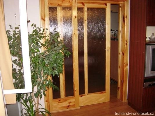 Dřevěné dvoukřídlé posuvné interiérové dveře s velkými výplněmi ze strukturovaného skla
