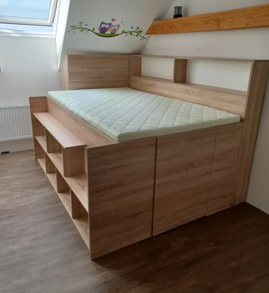 Dřevěná jednolůžková postel s matrací, bočními policemi a úložnými skříňkami pod lůžkem